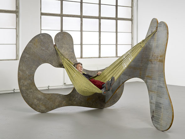 Ernesto Neto - "In the Corner of Life" (2013), 30 mm corten steel and hammock, 330 x 220 x 191 cm; courtesy of Galerie Max Hetzler